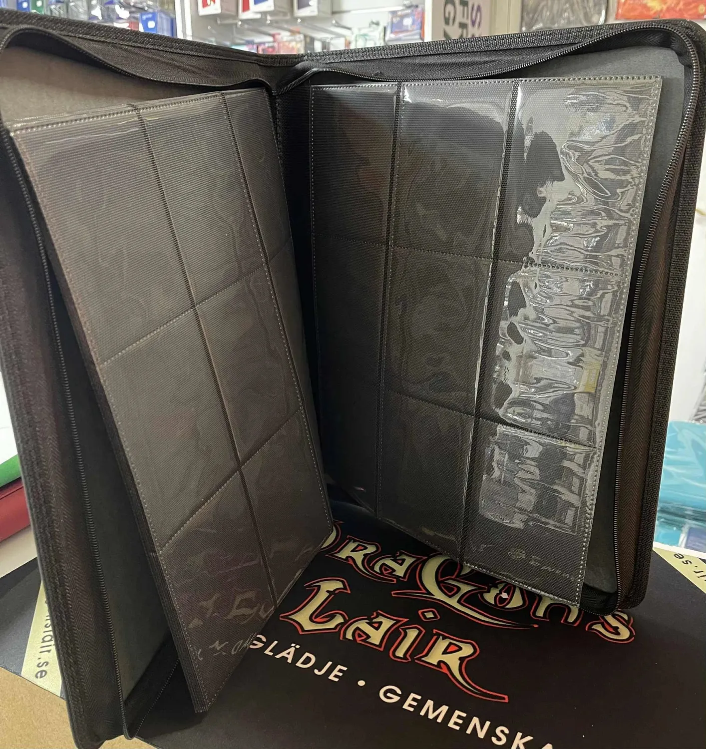 Dragon's Lair Toploader Zip Cardbinder 9-pocket svart