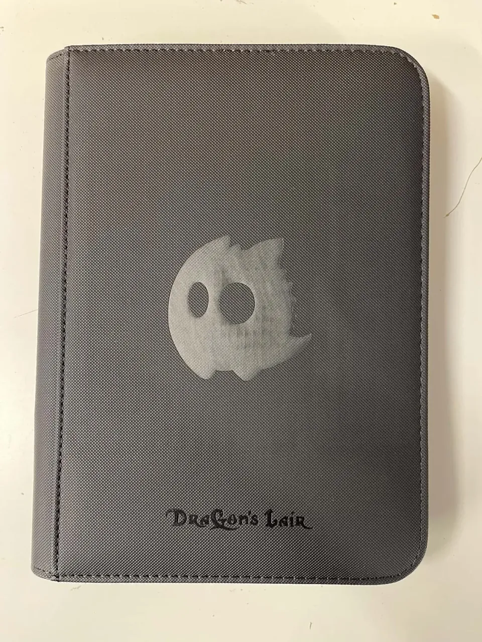 Dragon's Lair Zip Cardbinder samlarpärm 40 stora Pokémonkort