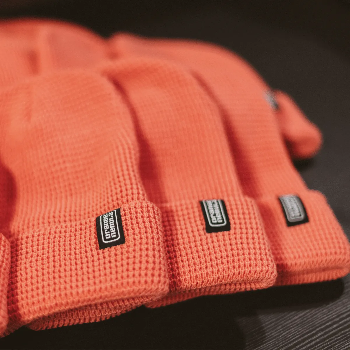 Orange Nebula Beanie mossa Caramel mjuk stickad