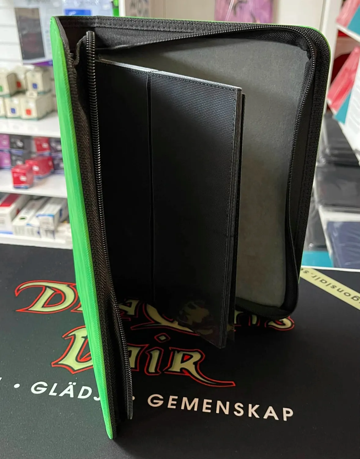Dragon's Lair Toploader Zip Cardbinder 4-Pocket pärm grön