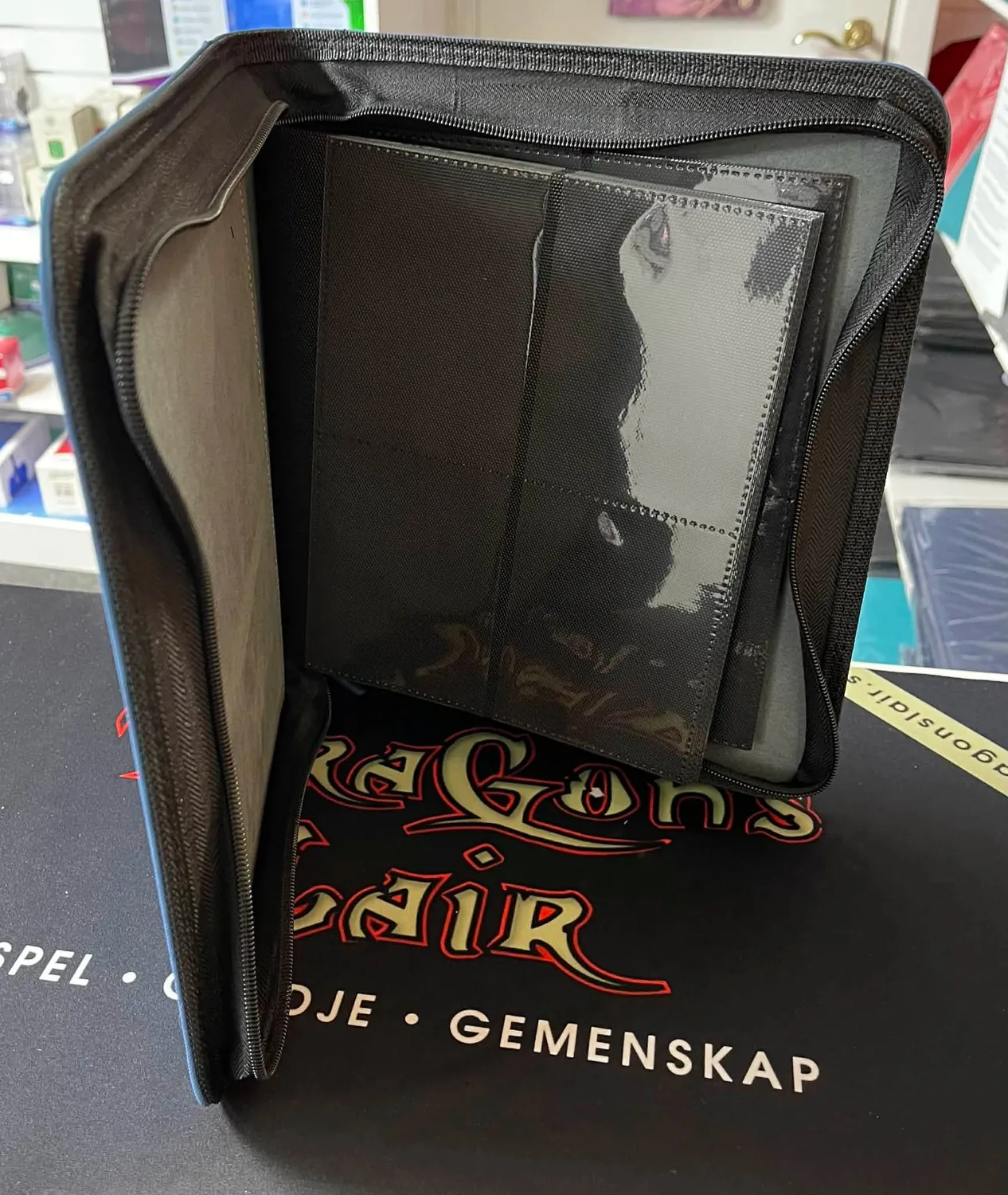 Dragon's Lair Toploader kortpärm blå 4-pocket 112 kort