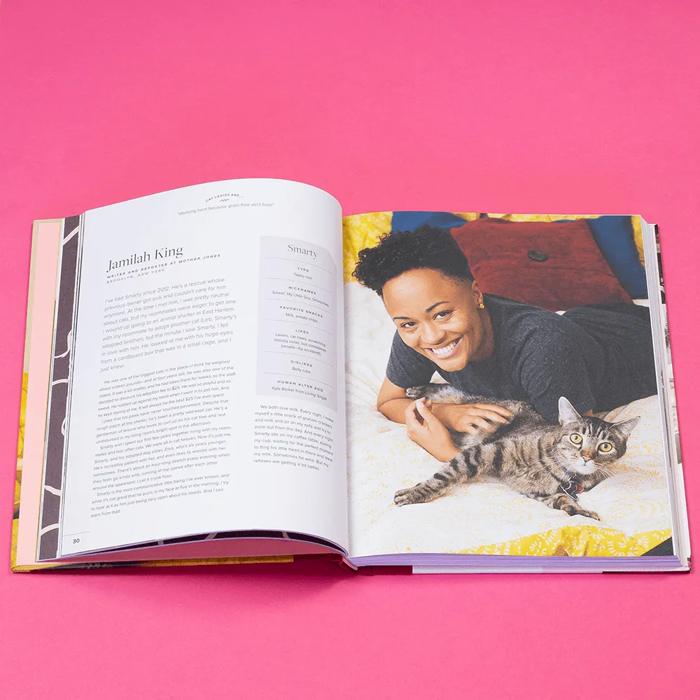 Games Room Girls and Their Cats fotobok katter