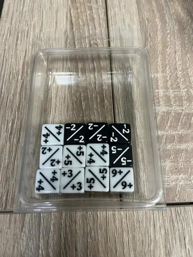 Dragon's Lair D6 tärningar 12mm vit svart 12-pack