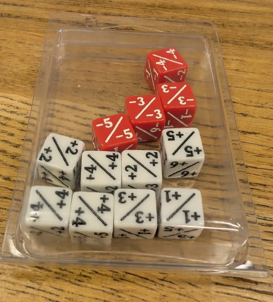 Dragon's Lair Red/white D6 tärningar 12mm 12-pack