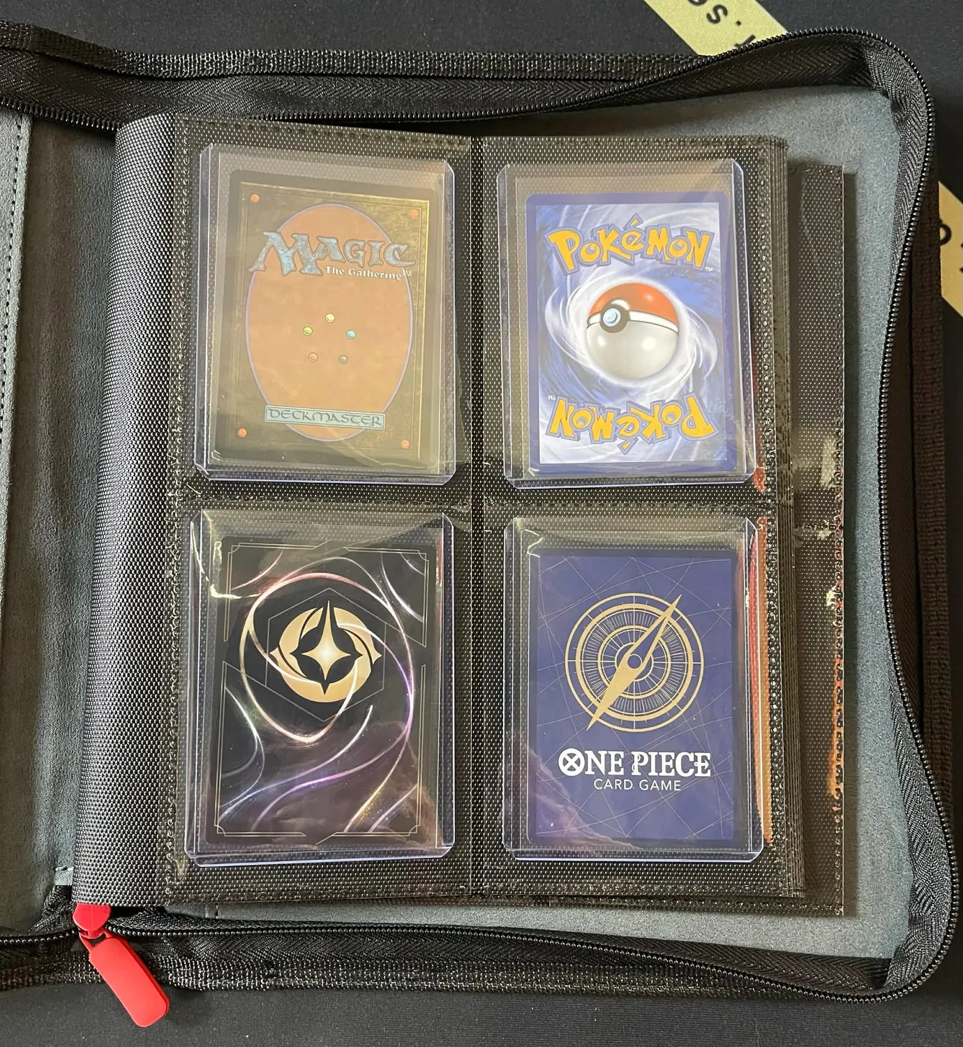 Dragon's Lair Toploader Zip Cardbinder 4-Pocket pärm röd