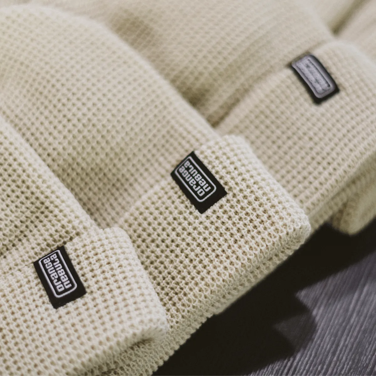Orange Nebula Beanie mossa Caramel mjuk stickad
