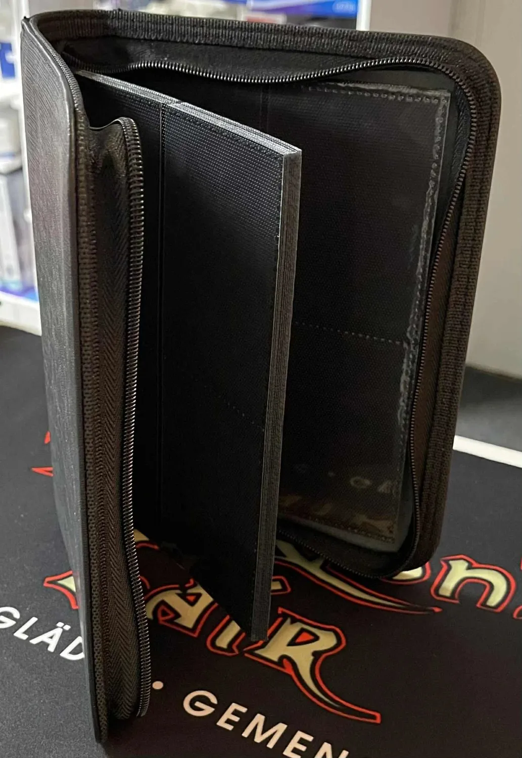 Dragon's Lair Zip Cardbinder 4-Pocket kortpärm svart 80 kort