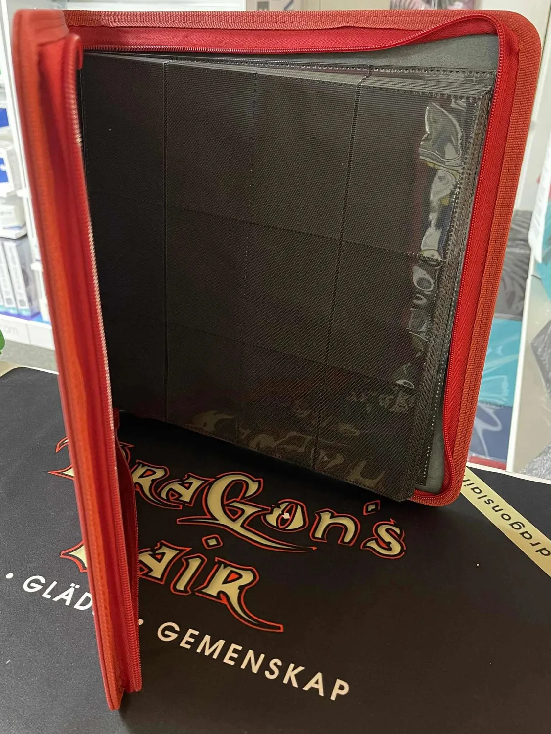 Dragon's Lair Zip Cardbinder 12-Pocket pärm 480 kort röd