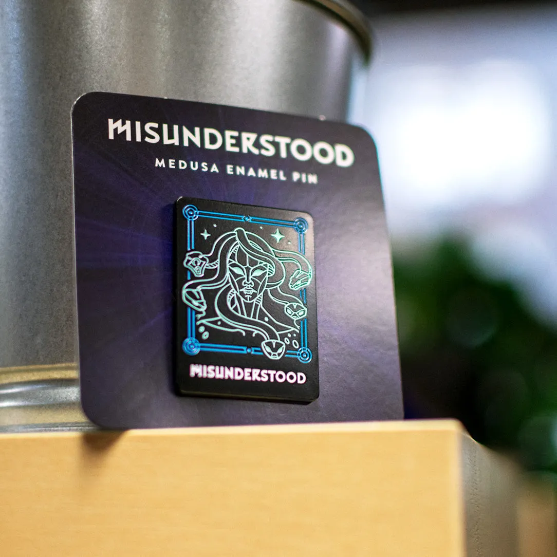 Orange Nebula Misunderstood Medusa emaljpin mytologi