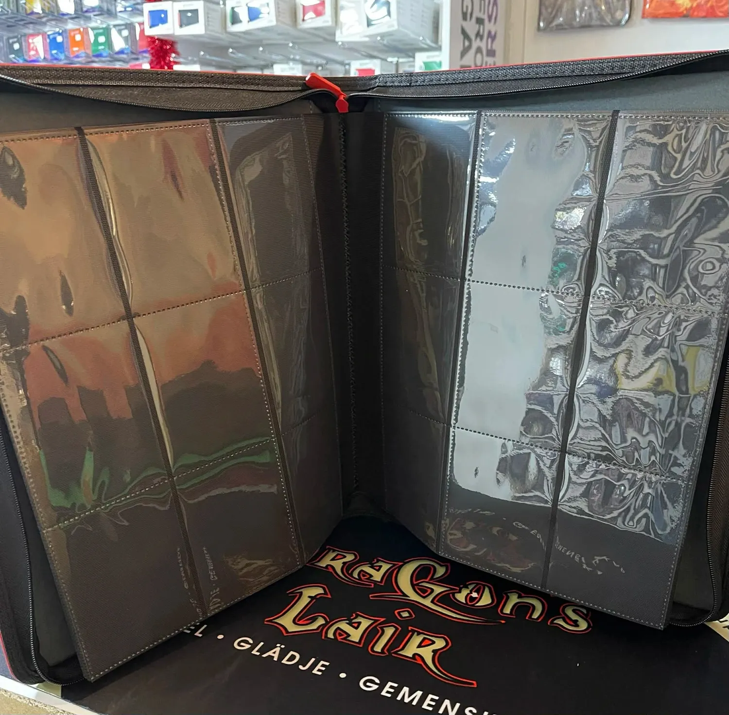 Dragon's Lair Toploader Zip Cardbinder 9-pocket röd 252