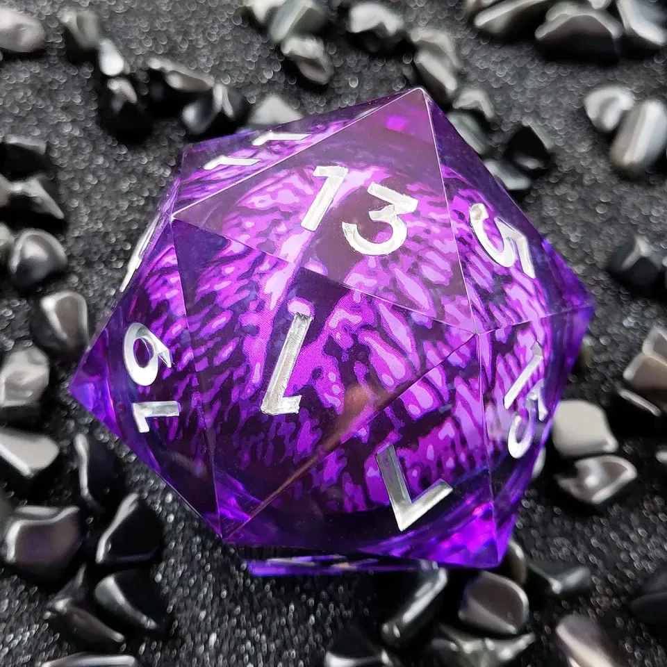 Dragon's Lair D20 Emerald Eye tärning lila 33mm